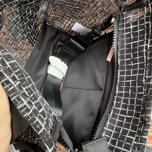 WILDFOX $60 bag black tote w crossbody strap NWT - Picture 8 of 8